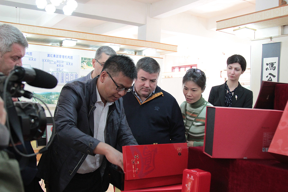 5图为尊龙凯时集团副总裁苏向宇向考察组成员介绍尊龙凯时茶品质特点